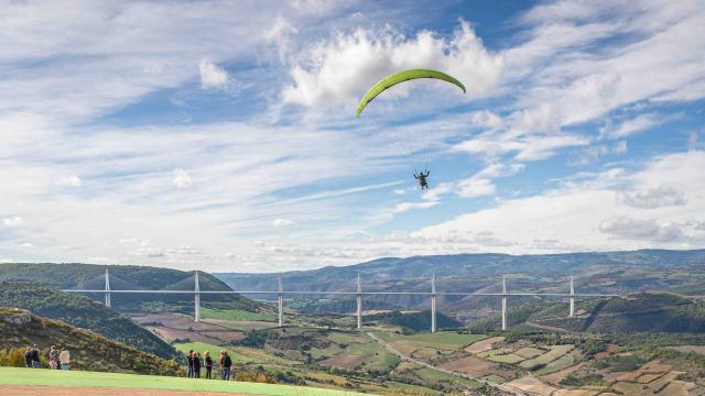 Paraglidingvlucht over het viaduct van Millau Natuuractiviteiten 1 Millau @alexevil12