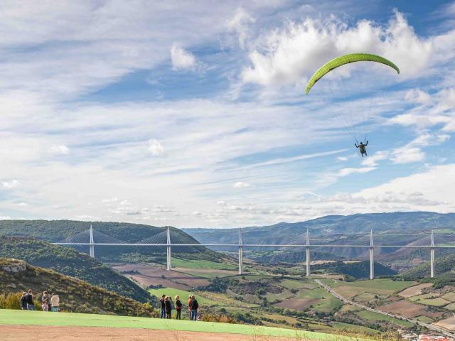 Vol En Parapente Face Au Viaduc De Millau Activites Nature 2 Millau @alexevil12