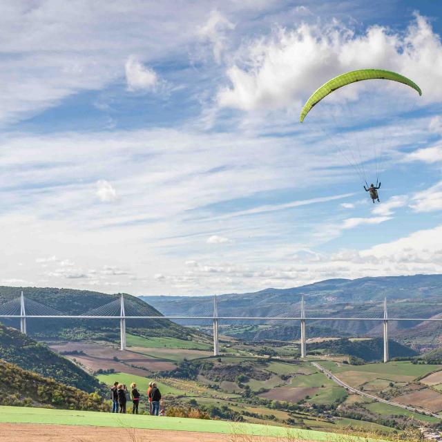 Vol En Parapente Face Au Viaduc De Millau Activites Nature 2 Millau @alexevil12