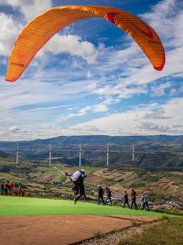 Vol En Parapente Face Au Viaduc De Millau Activites Nature 3 Millau @alexevil12