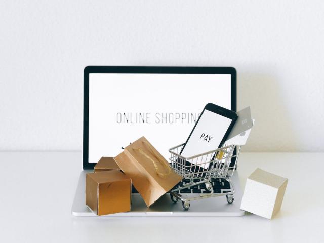 Online Shopping Espace Pro Pexels Nataliya Vaitkevich 6214476