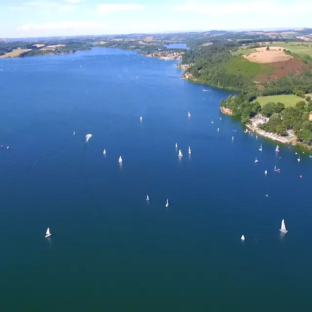 Voiliers sur le lac de Pareloup