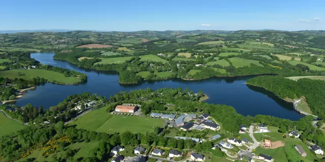 Vue aérienne du lac de Pont de Salars