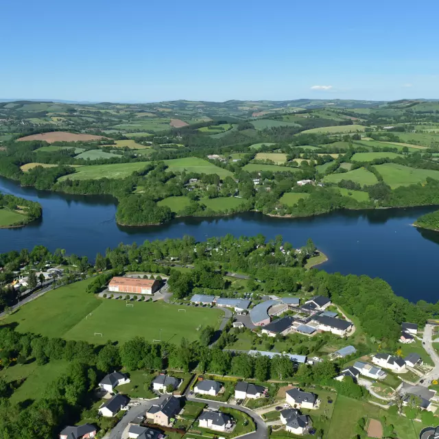 Vue aérienne du lac de Pont de Salars