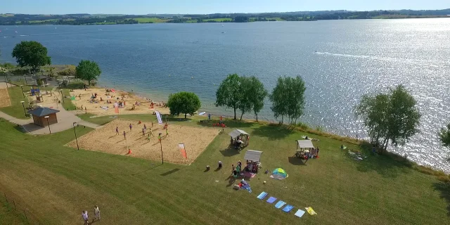 Plage des Vernhes au bord du  lac de Pareloup