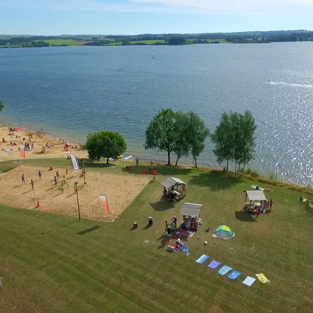 Plage des Vernhes au bord du  lac de Pareloup