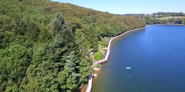 Sentier Tour Lac Villefranche Panat Credit Gilles Guillot Clip Clap Prod