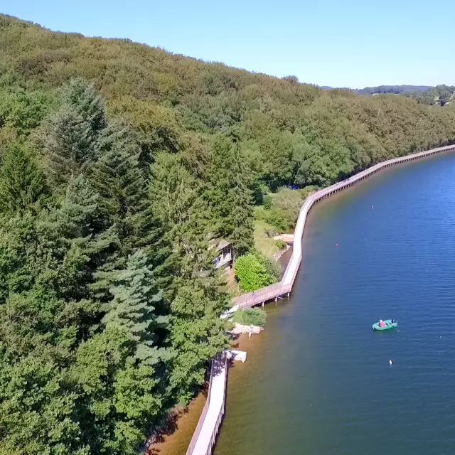 Sentier Tour Lac Villefranche Panat Credit Gilles Guillot Clip Clap Prod