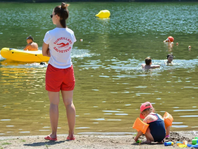 surveillant-plage-moulinoches-vibal-lac-pont-salars-levezou-aveyron - Plage des Moulinoches au Vibal