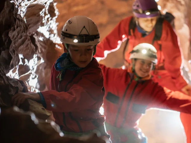 Decouverte Speleologie Enfants Melanie Et Guillaume Min