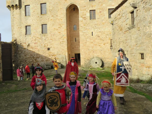 Enfants Deguises Chateau De Montaigut